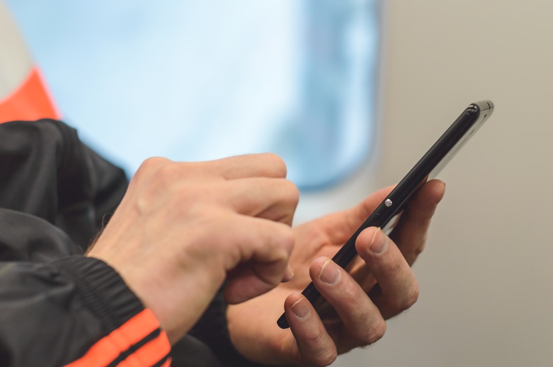 スマートフォンで問い合わせるイメージ